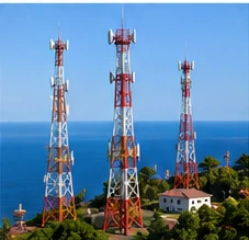 Pylônes de diffusion radio et télévision en bord de mer